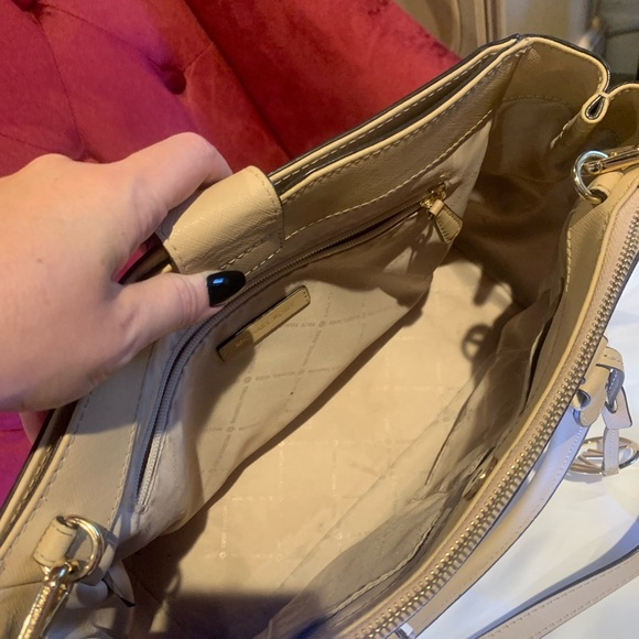 Micheal Kors handbag in gorgeous, versatile beige color with dust bag - Picture 5 of 10